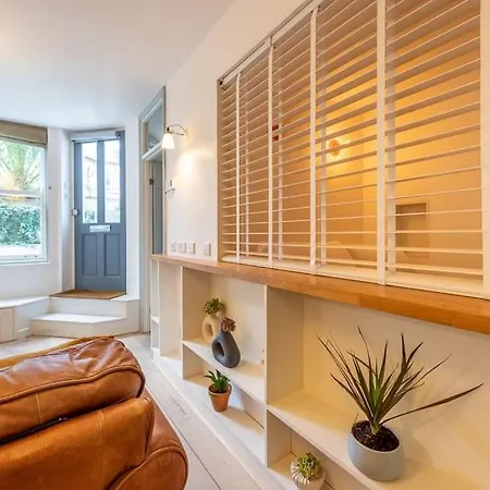 Lovely Self-Contained Basement Studio With Kitchen London Exterior photo