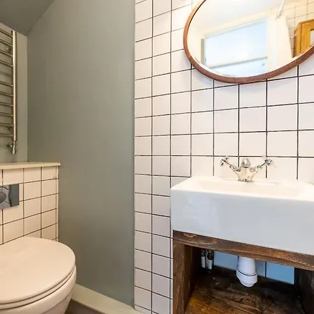 Lovely Self-Contained Basement Studio With Kitchen London Exterior photo