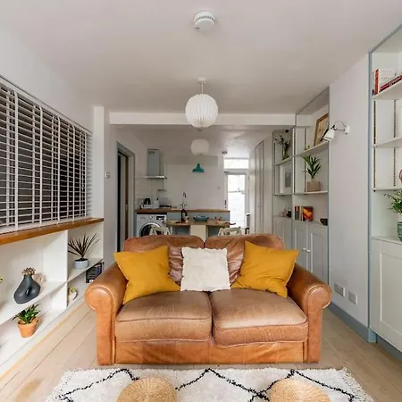Lovely Self-Contained Basement Studio With Kitchen London Exterior photo