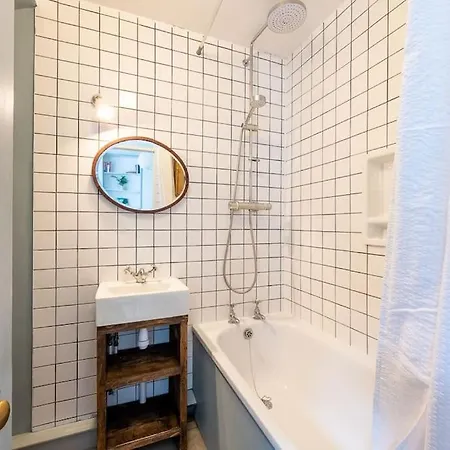 Lovely Self-Contained Basement Studio With Kitchen London Exterior photo